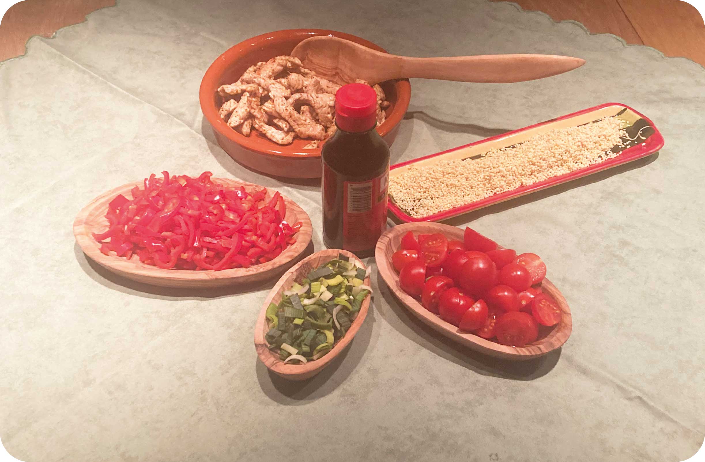 Putengeschnetzeltes-mit-Gemüse-Zutaten Frische Zutaten für ein asiatisch inspiriertes Gericht: Paprika, Lauchzwiebeln, Cocktailtomaten, mariniertes Fleisch, Sesam und Sojasauce.